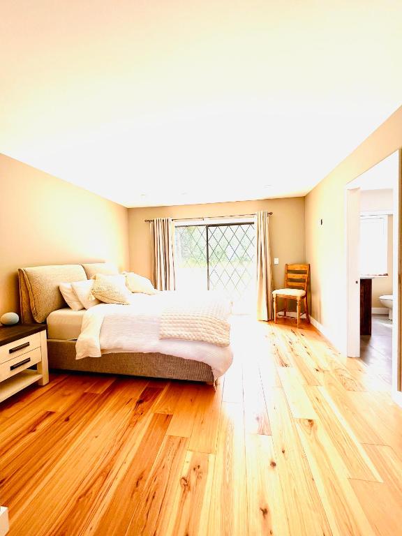 Oceanside Manor - Fancy Room - Golf course & Beach View客房内的一张或多张床位