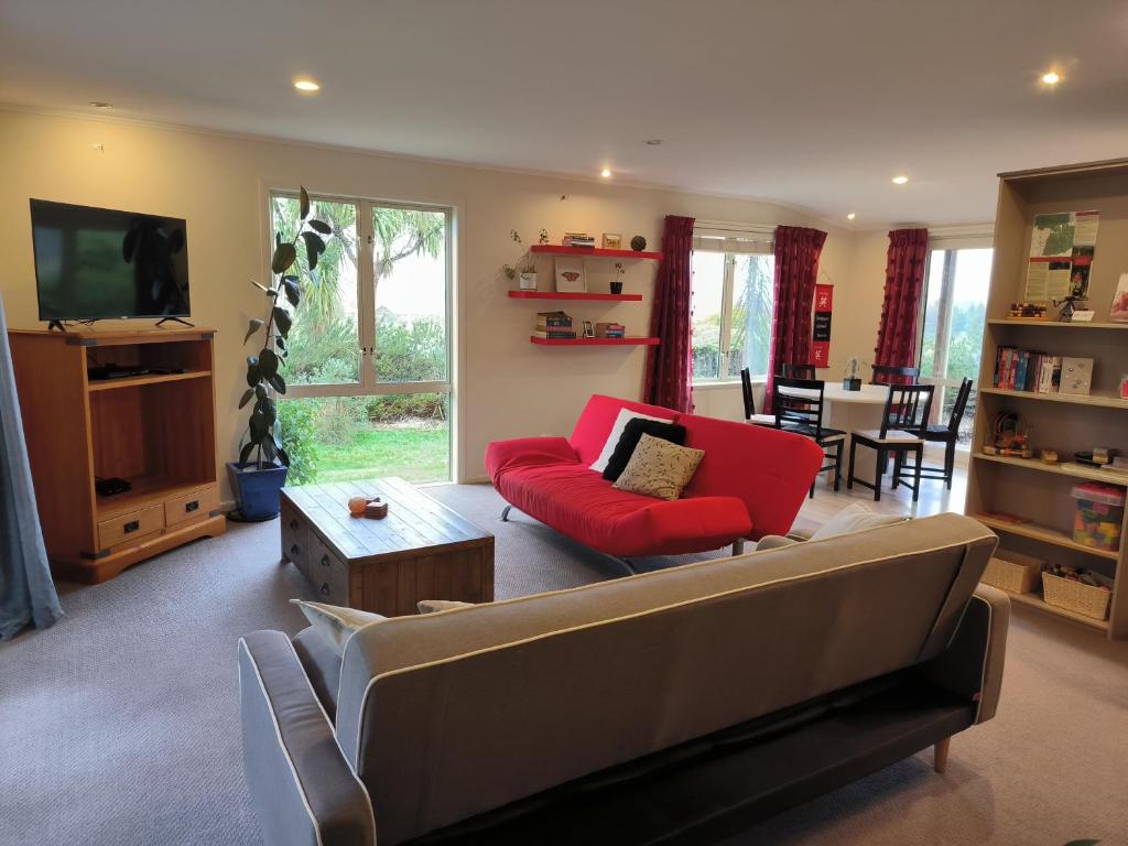 TV a/nebo společenská místnost v ubytování Vibrant Living Retreat