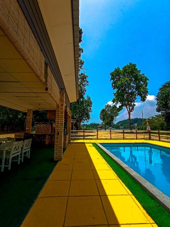 Bazén v ubytování Rajawali Riverside Retreat nebo v jeho okolí