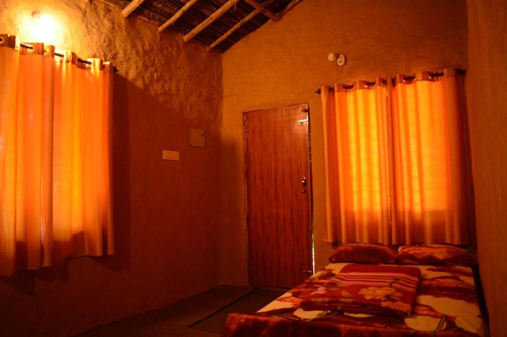 Postel nebo postele na pokoji v ubytování Cosmic Mud House Kanthalloor