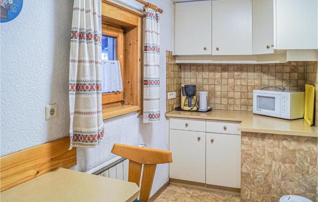 Kuchyňa alebo kuchynka v ubytovaní Schoene Ferienwohnung Fuegen