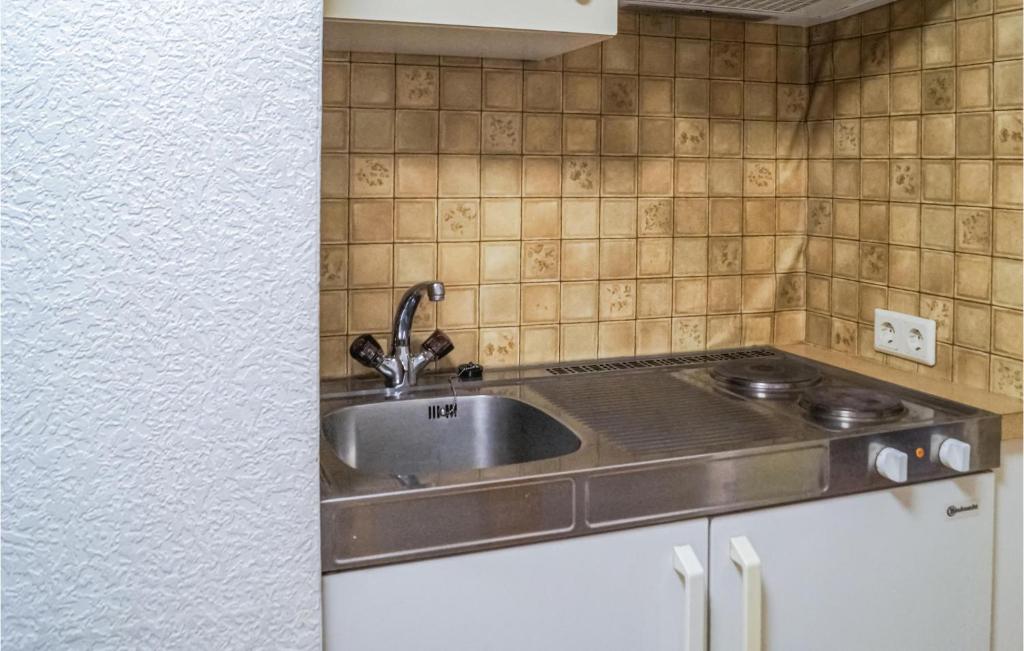 Kuchyňa alebo kuchynka v ubytovaní Schoene Ferienwohnung Fuegen