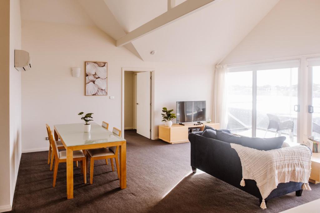 TV a/nebo společenská místnost v ubytování York Cove Hotel
