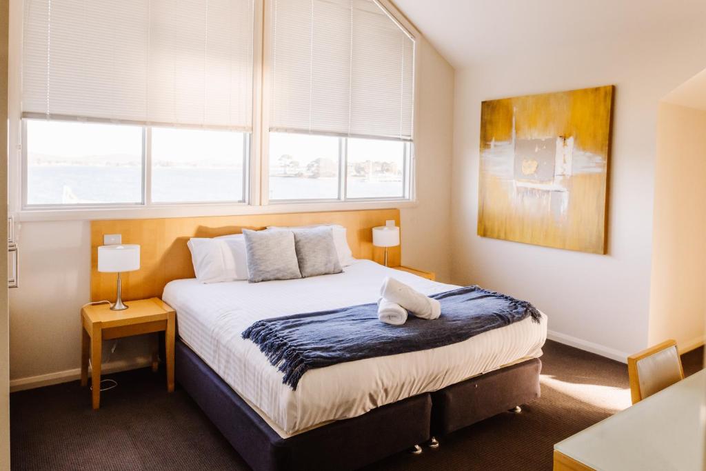 Postel nebo postele na pokoji v ubytování York Cove Hotel