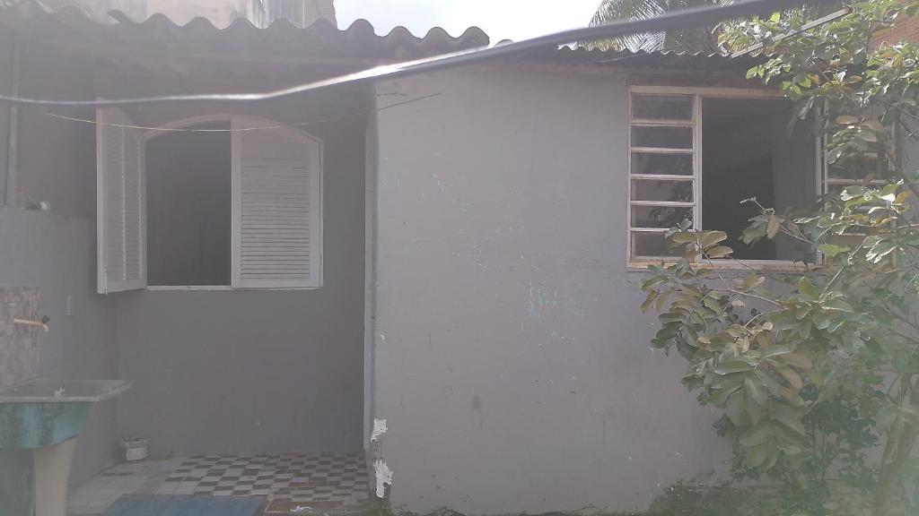 una casa bianca con finestra e scala di Casa do Marcelão a Rio de Janeiro