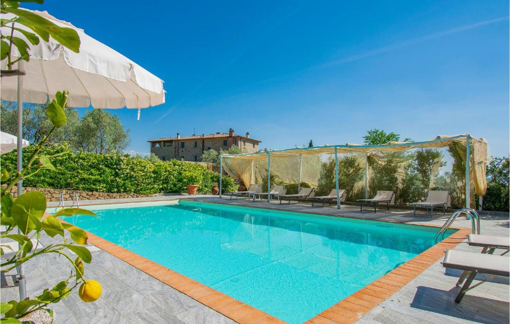 a swimming pool in a villa with a house at Beautiful Apartment In Lamporecchio in Lamporecchio