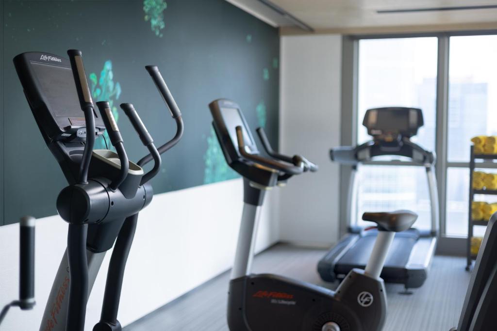 Nina Hotel Kowloon Eastにあるフィットネスセンターまたはフィットネス設備