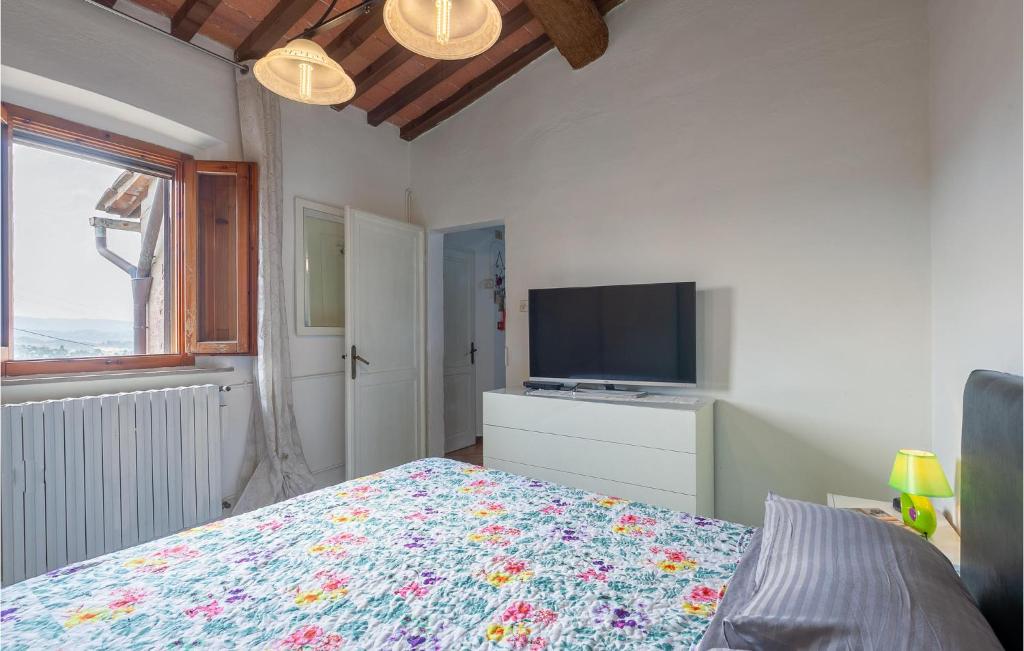 Telewizja i/lub zestaw kina domowego w obiekcie Awesome Home In Montefoscoli With Wifi