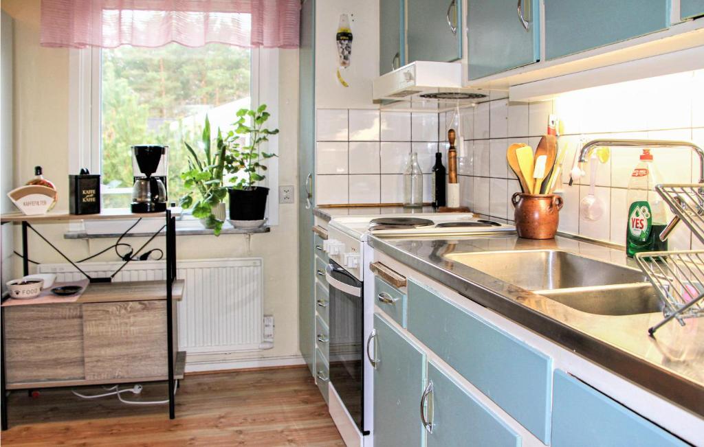 Kuchyň nebo kuchyňský kout v ubytování Amazing Home In Båstad With Wifi