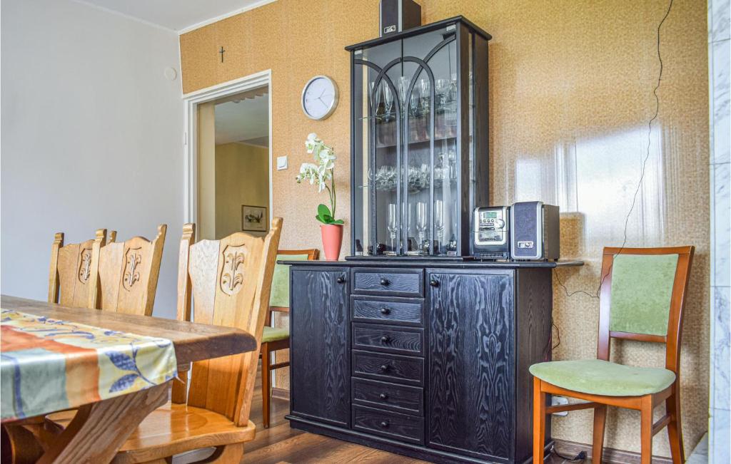 Kuchyňa alebo kuchynka v ubytovaní 4 Bedroom Gorgeous Home In Nowe Warpno