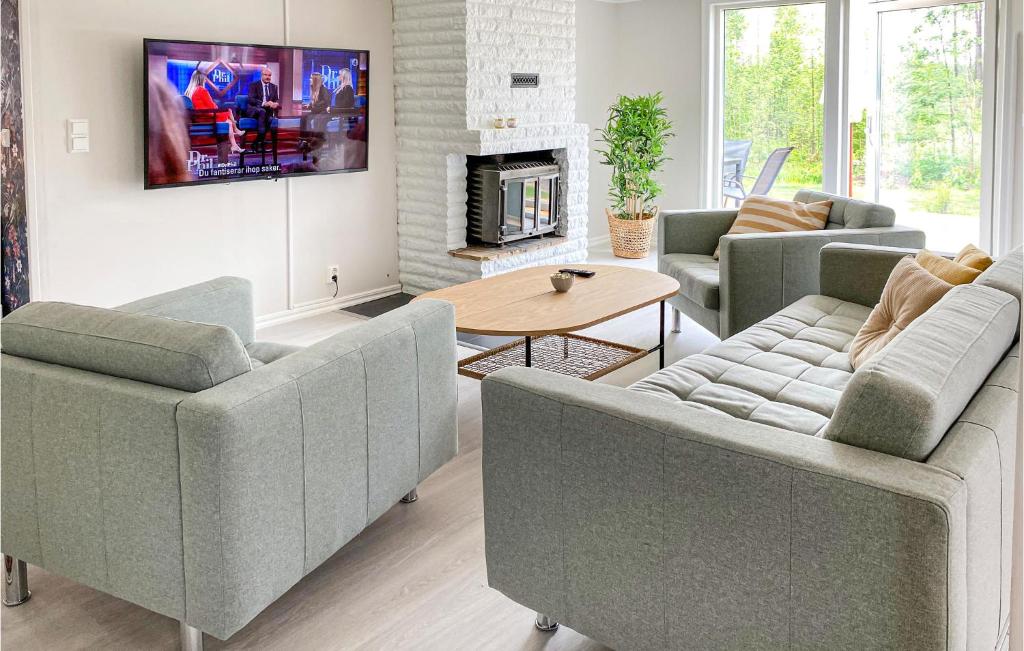 TV a/nebo společenská místnost v ubytování 2 Bedroom Beautiful Home In Gislaved