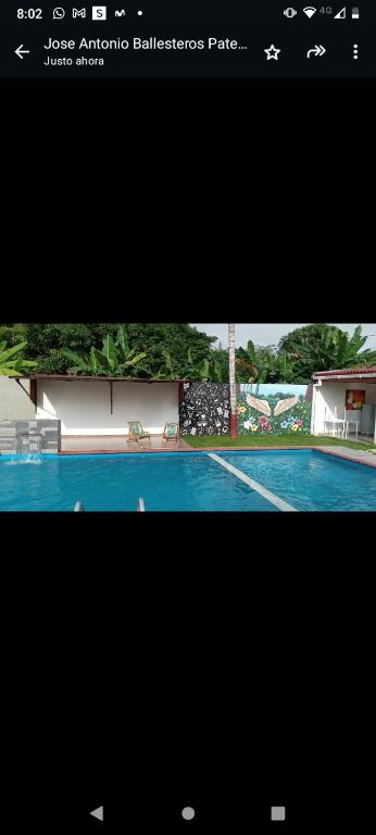 Bazén v ubytování Hotel villa J Leticia nebo v jeho okolí