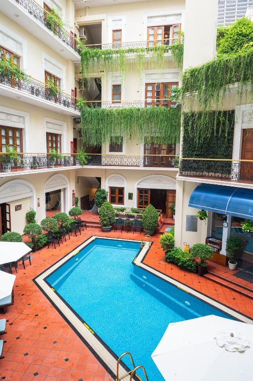 Bazén v ubytování Hotel Majestic Saigon nebo v jeho okolí