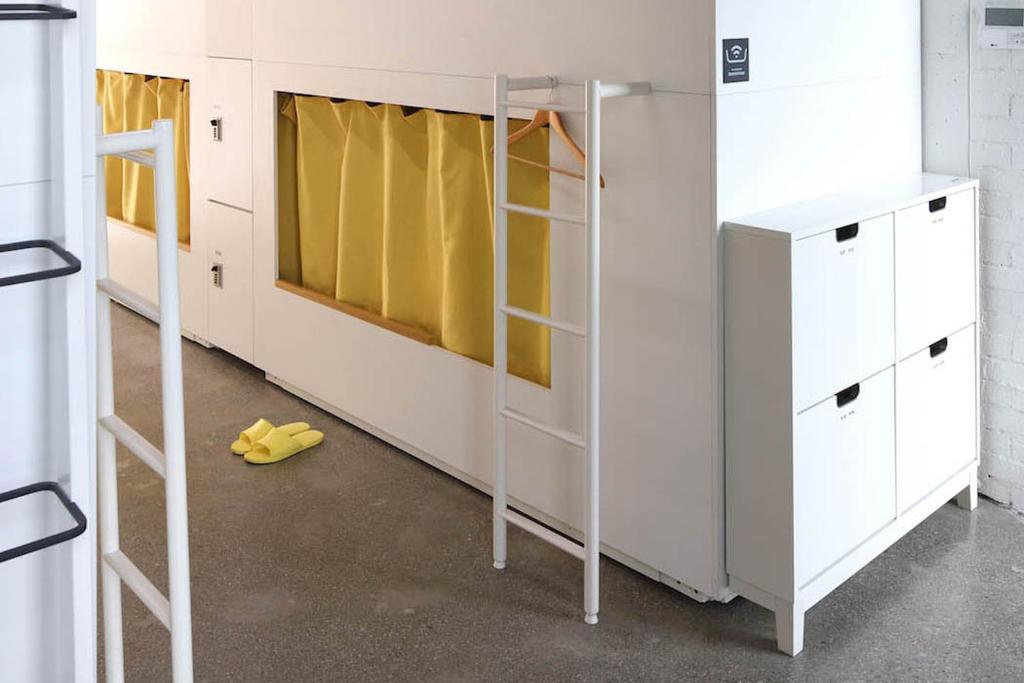 Palanda nebo palandy na pokoji v ubytování Baguni Hostel