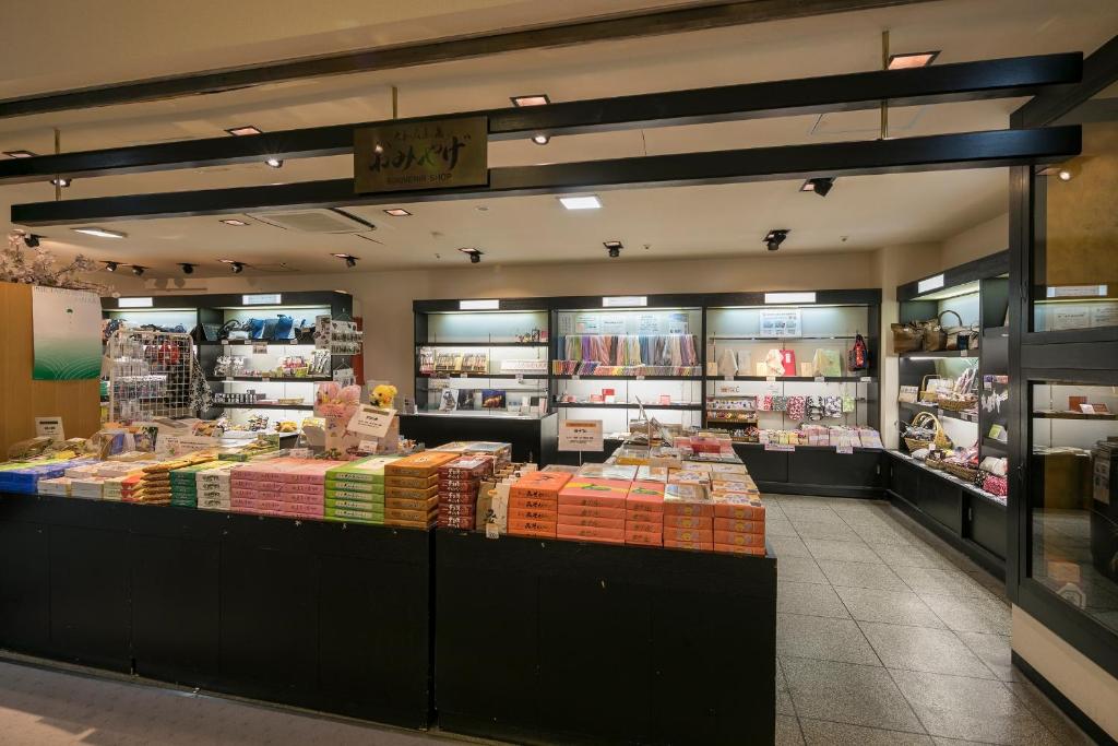 Supermarket nebo jiné obchody v  ryokanu nebo okolí