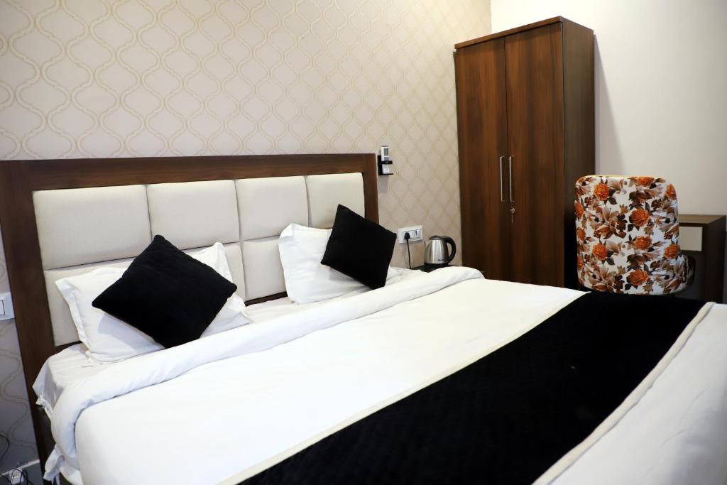 Postel nebo postele na pokoji v ubytování Royal Park Inn