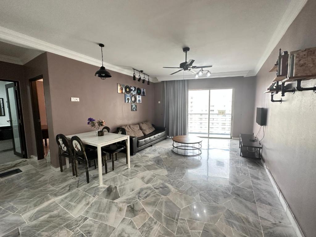 un salon avec une table et un canapé dans l'établissement B 13a-7 De MARINA VIEW VILLAS, à Port Dickson