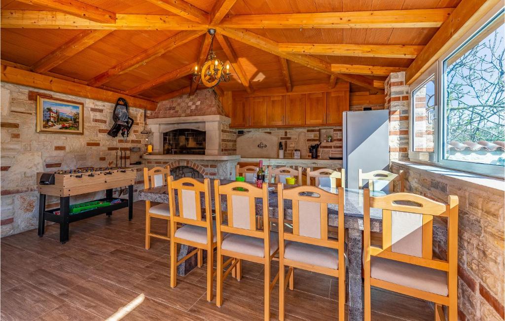 Kuchnia lub aneks kuchenny w obiekcie Cozy Home In Medulin With Sauna