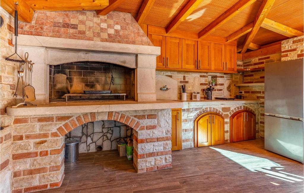 Kuchnia lub aneks kuchenny w obiekcie Cozy Home In Medulin With Sauna
