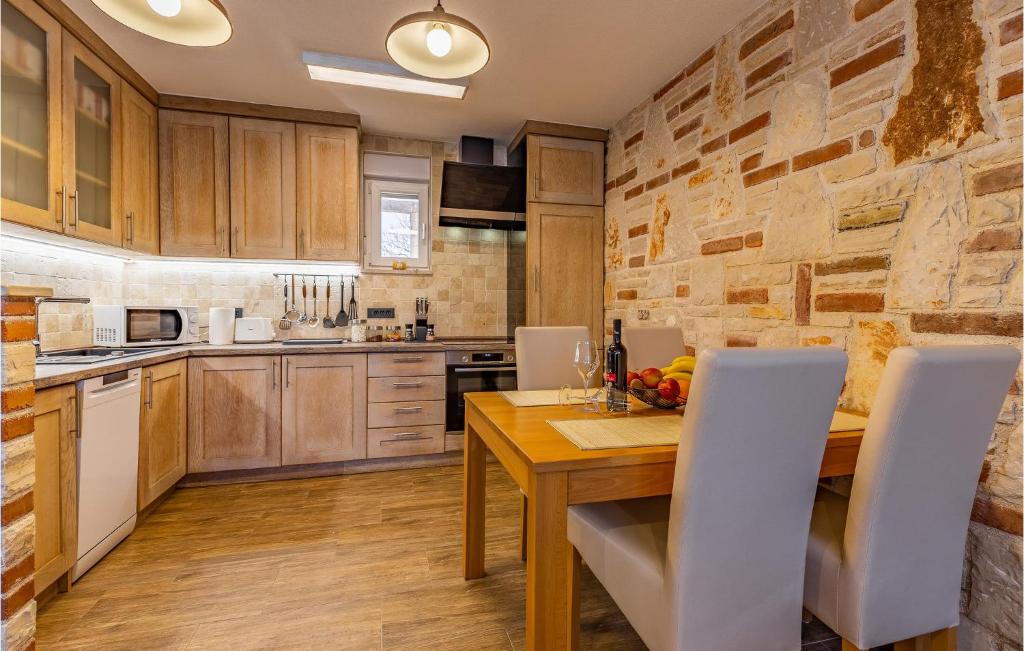 Kuchnia lub aneks kuchenny w obiekcie Cozy Home In Medulin With Sauna