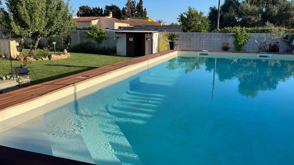 Una gran piscina azul en un patio. en Villa Dora, en Tottubella