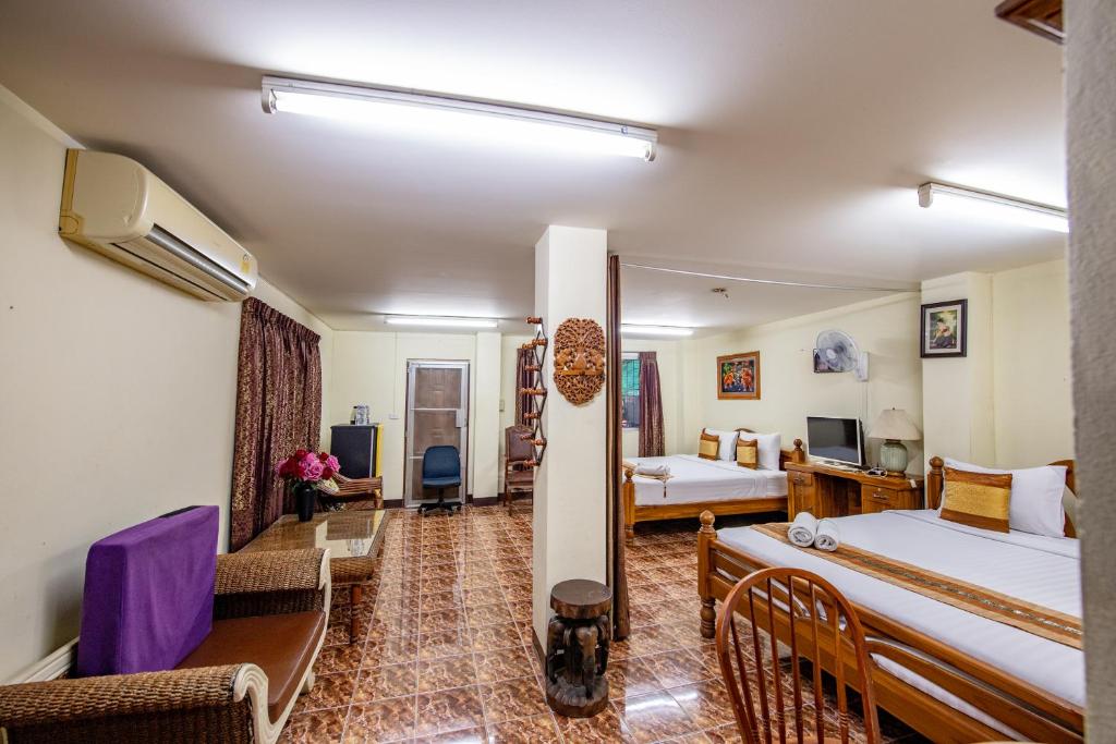 En eller flere senge i et værelse på Saithong House