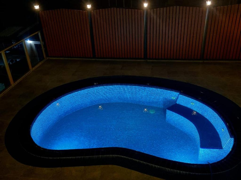 Bazén v ubytování Manthra Leisure nebo v jeho okolí