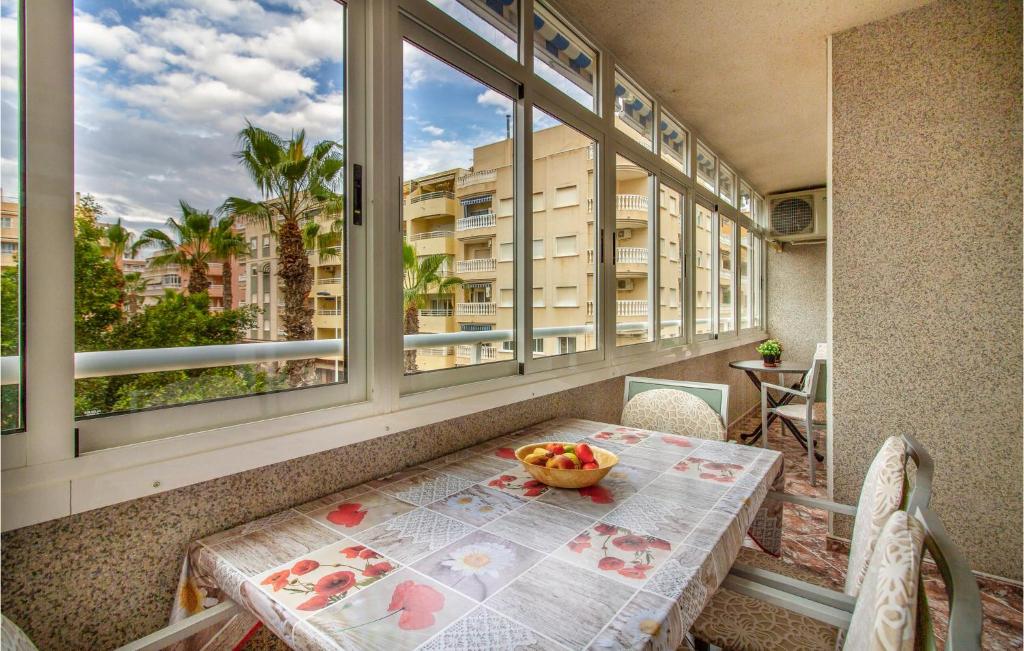 トレビエハにあるStunning Apartment In Torreviejaのバルコニーにテーブルとフルーツの盛り合わせ