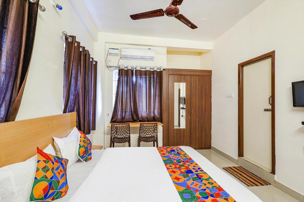 Postel nebo postele na pokoji v ubytování Fabhotel Tristar Residency - Nr Tambaram Railway Station