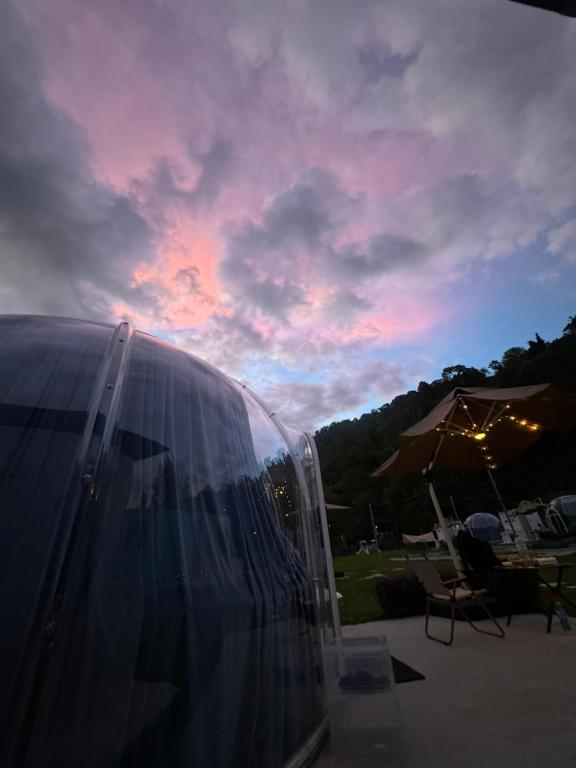 Nespecifikovaný výhled na hory nebo výhled na hory při pohledu z luxury tent