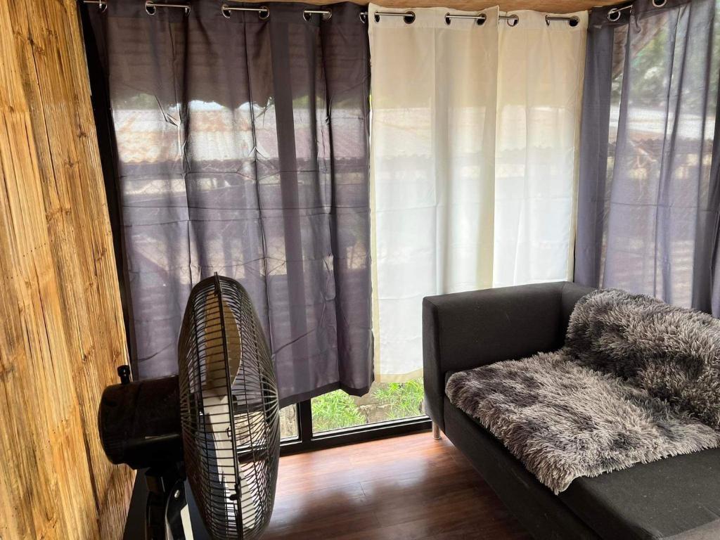 Posezení v ubytování Tiny house Calatagan