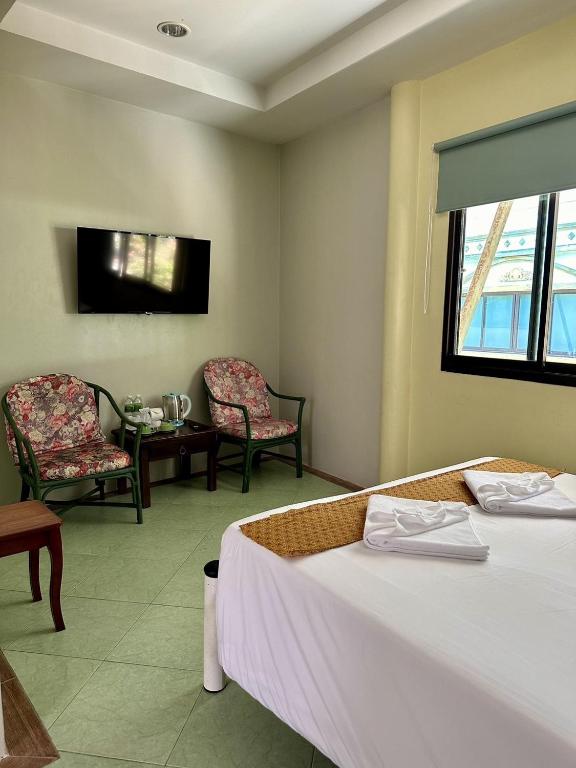 Postel nebo postele na pokoji v ubytování Kata Garden Resort SHA Extra Plus