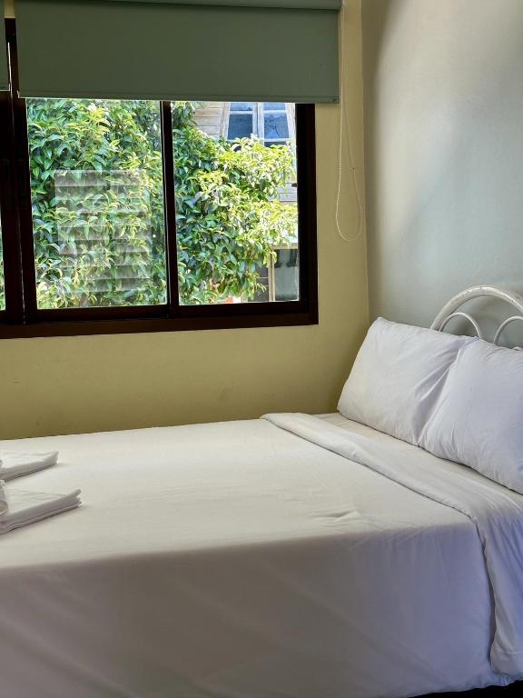 Postel nebo postele na pokoji v ubytování Kata Garden Resort SHA Extra Plus
