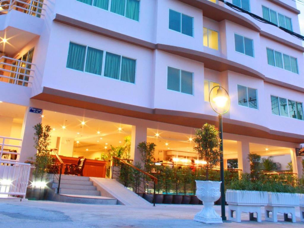 ein Gebäude mit einer Straßenlaterne davor in der Unterkunft Phu View Talay Resort in Pattaya South