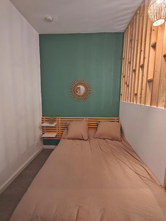 - une chambre avec un grand lit d'angle dans l'établissement Studio Bohême, à Nîmes