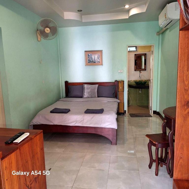 Postel nebo postele na pokoji v ubytování ณดา เกาะล้าน รีสอร์ท