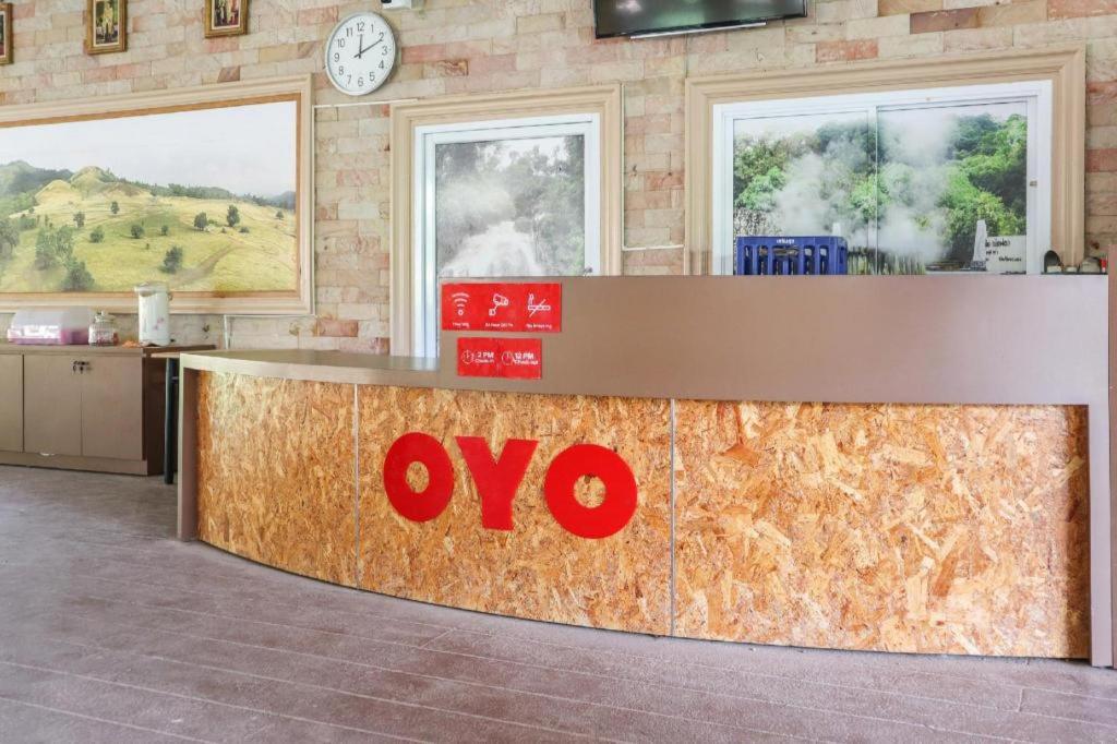 ein Büro mit einem Qo-Schalter mit einer Uhr an der Wand in der Unterkunft OYO 742 View Pruksa Resort in Ban Hin Chang (2)