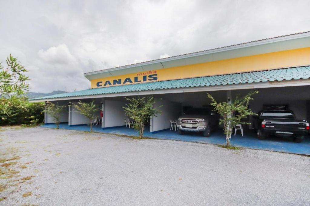 ein Autohaus mit in der Garage geparkten Autos in der Unterkunft OYO 75310 Canalis Resort in Khao Lak
