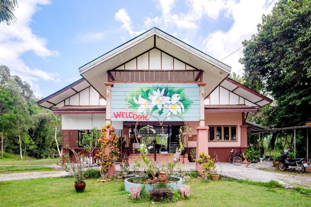 ein Gebäude mit einer seitlich bemalten Blume in der Unterkunft Water Jade Natural Resort in Ban Bo Dan