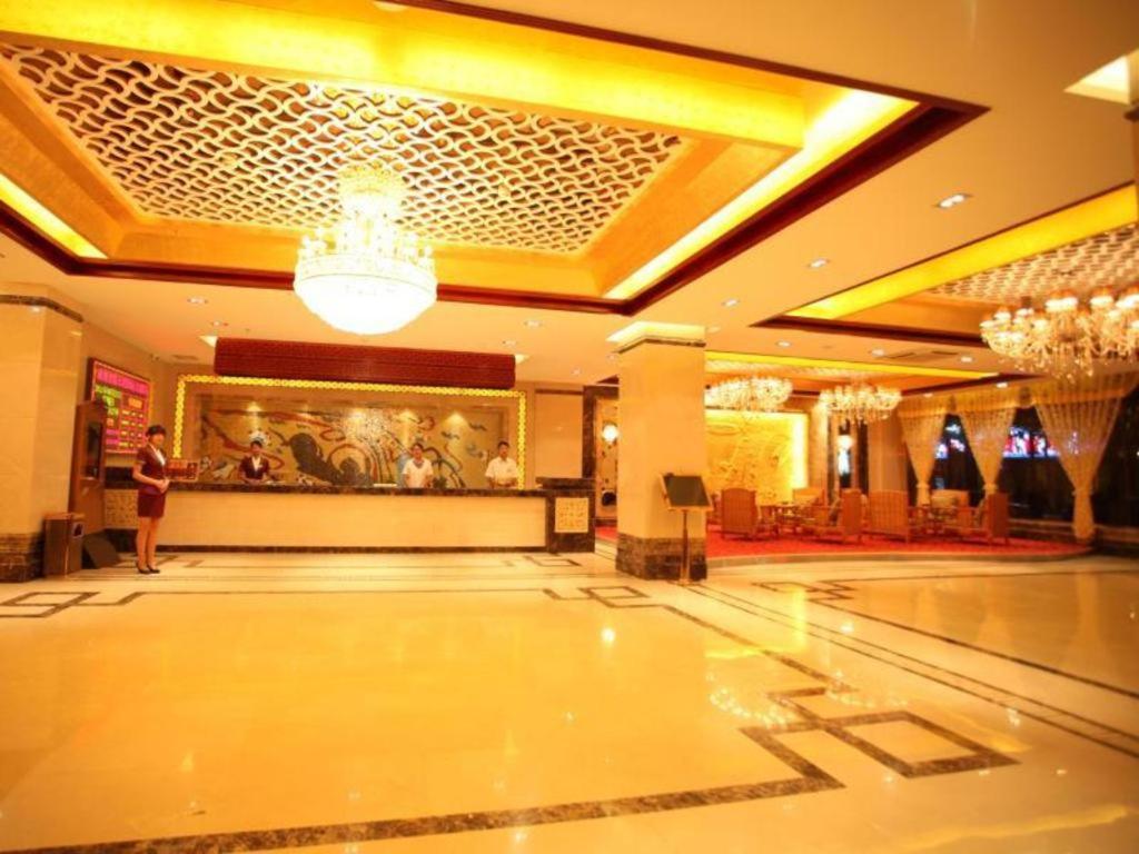 eine Frau, die mitten auf einer Tanzfläche steht in der Unterkunft Tianrun International Hotel in Dunhuang