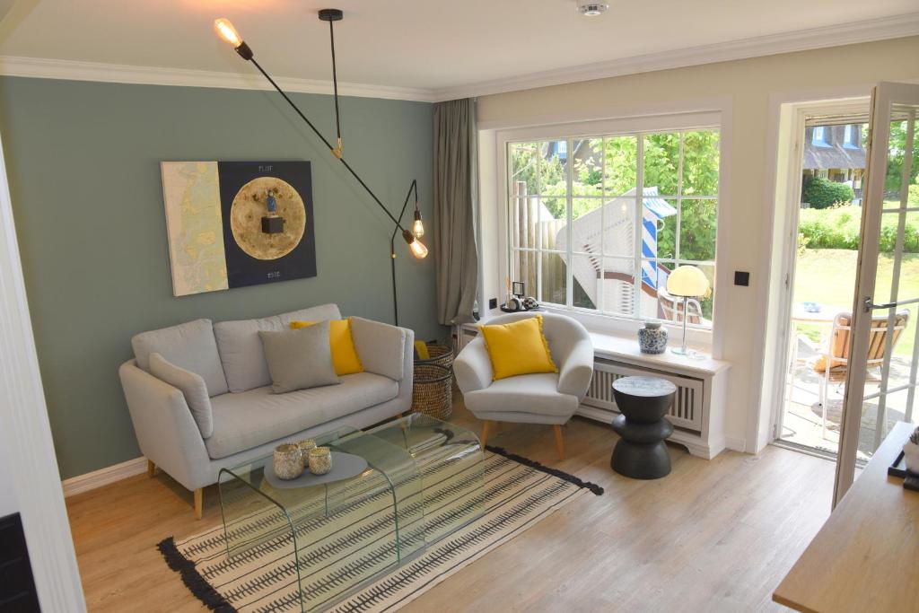 a living room with a couch and a table at Westerhuk App 3 in Keitum