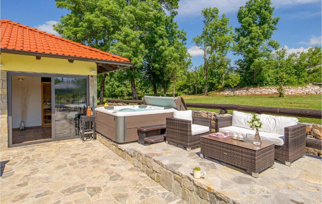 Vonkajšia záhrada v ubytovaní Amazing Home In Lovinac With Jacuzzi