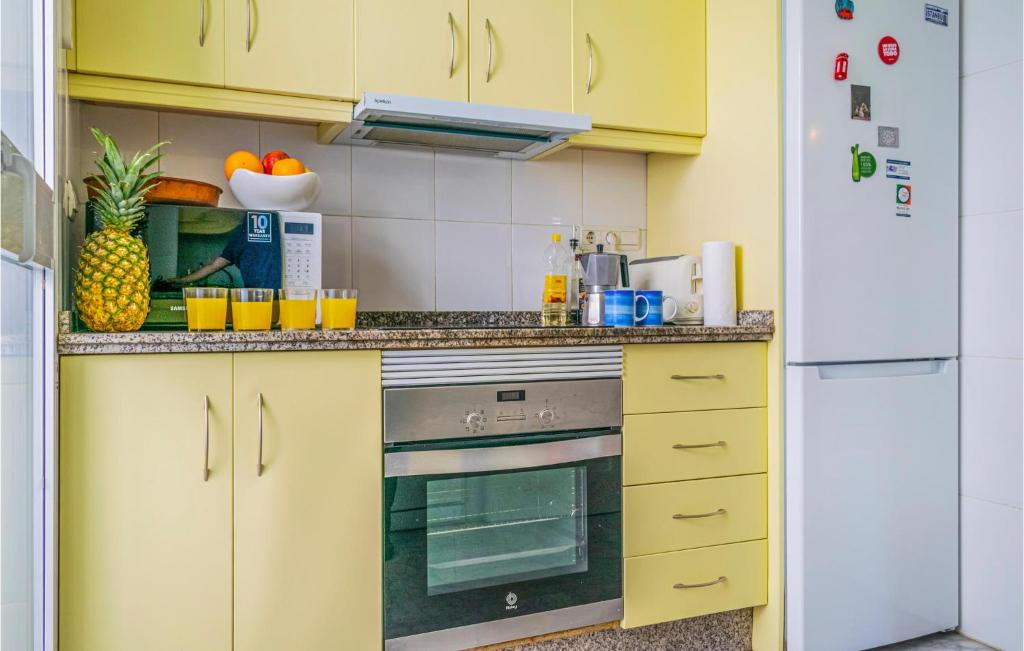 Kuchyňa alebo kuchynka v ubytovaní 2 Bedroom Cozy Apartment In Marbella