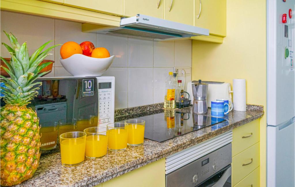 Kuchyňa alebo kuchynka v ubytovaní 2 Bedroom Cozy Apartment In Marbella