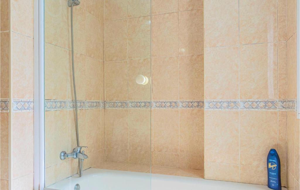 Kúpeľňa v ubytovaní 2 Bedroom Cozy Apartment In Marbella