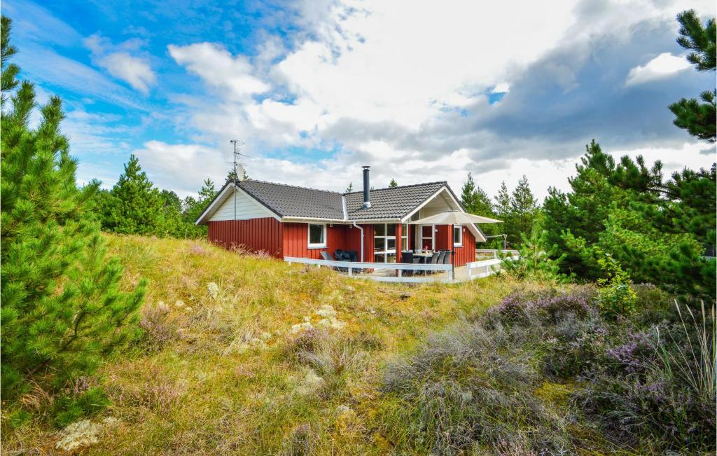 una casa rossa in cima a una collina di Holiday Home Jtagholmsvej Rømø X a Rømø Kirkeby
