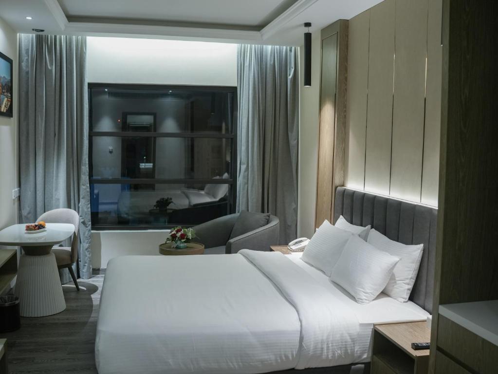 Postel nebo postele na pokoji v ubytování Frankincense Hotel Muscat فندق اللبان مسقط