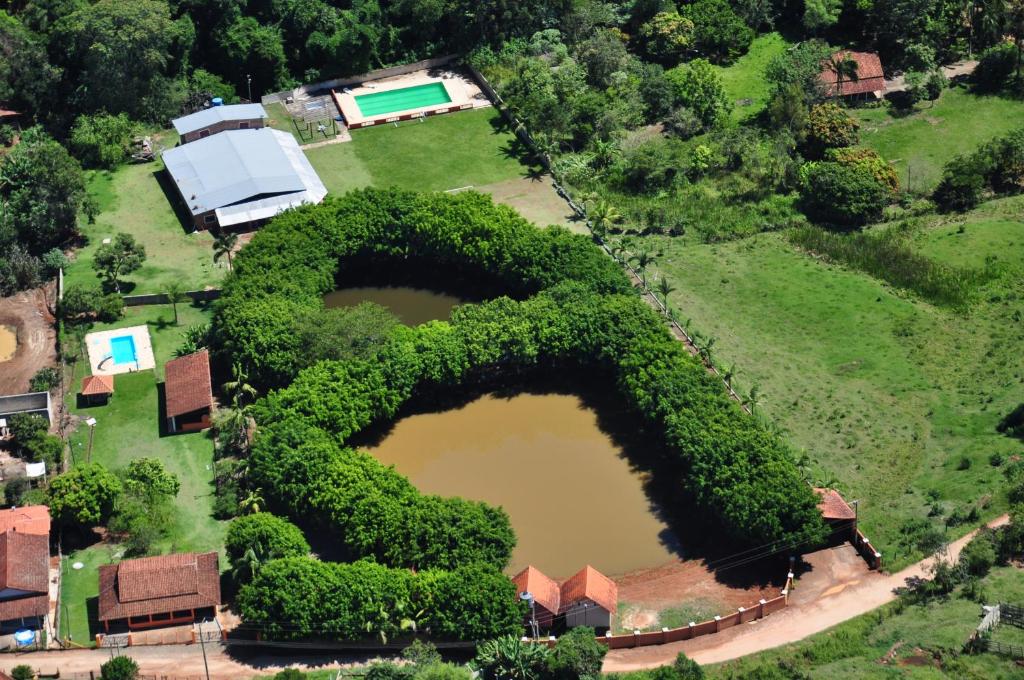 uma vista aérea de uma casa com um grande jardim em Pousada Recanto das Aves em Socorro