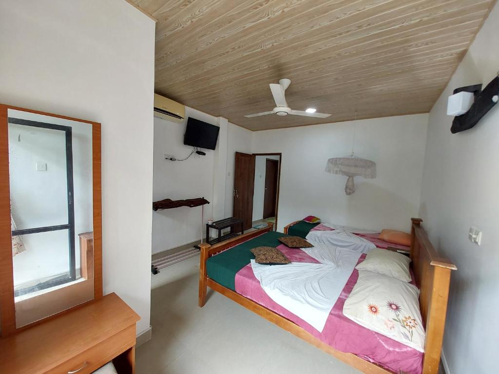 Lake Wave Hotel - 17