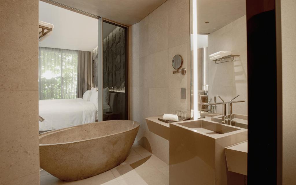 Phòng tắm tại M Hotel Danang